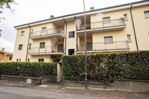 En Monte Romano, y precisamente en Via dell'Oste, ofrecemos a la venta un apartamento en el segundo y último piso con un garaje de 28m2 en la planta baja del edificio. La propiedad está ubicada en el centro histórico, en un pequeño edificio que acaba...