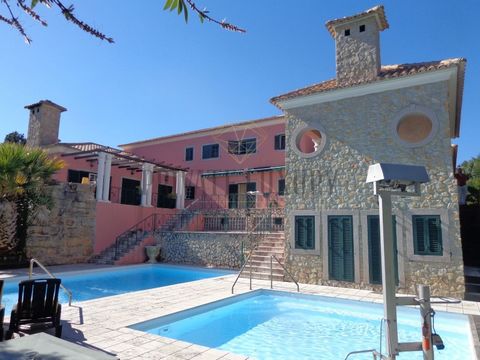Maison V7 à Quinta do Pero, avec piscine et jardin Villa de luxe avec d'excellentes caractéristiques, situé à Quinta do Pérou, l'un des meilleurs terrains de golf dans la région de Lisbonne, à côté du Parc Naturel Arràbida et à 15 minutes des plages ...