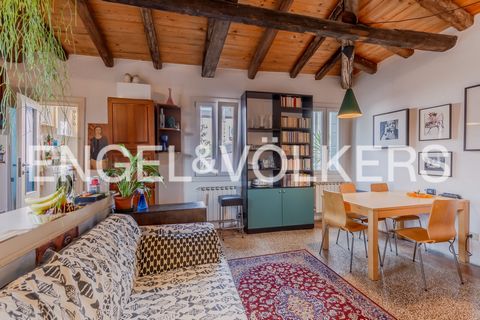 We reach our property in the quiet Castello district, a few steps from the Arsenale and Via Garibaldi, in a charming courtyard where time seems to stand still. Climbing the stone stairs to the second floor, we enter the bright flat, which immediately...
