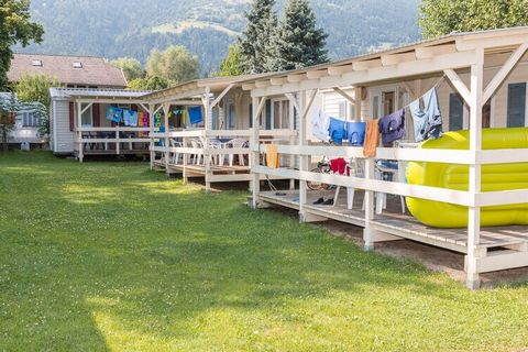 Esta casa móvil se encuentra en una ubicación perfecta entre montañas y casi directamente en el lago en Bodensdorf am Ossiacher See. Aquí los amigos y las familias pueden relajarse, disfrutar del lago y aprovechar la amplia gama de actividades de oci...