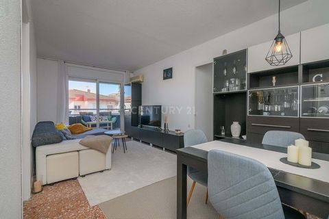 Este maravilloso apartamento, se encuentra ubicado a solo dos minutos de la playa de Cunit, en la Avenida de Barcelona. Su céntrica ubicación te permitirá disfrutar de todas las comodidades que ofrece la localidad, como restaurantes, farmacia, tienda...