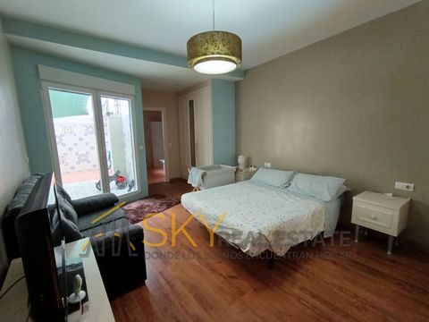 Discover residential excellence with this magnificent apartment from Sky Real Estate in Alzira. With 112 m2 of well-distributed space, this property offers a unique combination of elegance and functionality. With 3 bright and spacious bedrooms, 2 imm...
