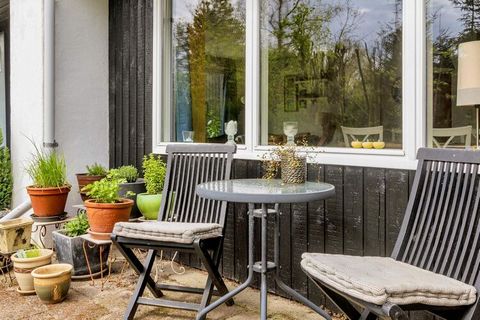 Ferienhaus im Ferienhausgebiet von Ertebølle. Küche mit u.a. Spülmaschine und Kühl-/Gefrierschrank. Es gibt ein Zimmer mit Etagenbett mit zwei Kojen, ein Zimmer mit einem Doppelbett und ein 3. Zimmer mit einer doppelten Schlafcouch. Im Wohnzimmer Hol...