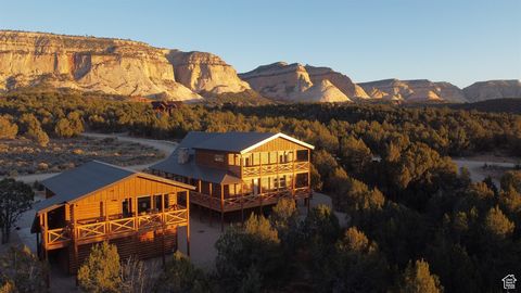 https://app.cloudpano.com/tours/YVuFXU1cm https://youtu.be/BytW2Q0Za_M?si=QhJ1wH63Kmj7hl2j Welcome to your extraordinary vacation retreat and investment opportunity, just a 25-minute drive from Zion. This property features a spacious 5-bedroom, 3.5-b...