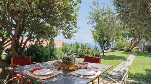 Located in La Serra, Lerici, this charming house with garden and sea view belonged to the great Italian designer Vico Magistretti who purchased it and renovated it for himself in the 1990s to make it his retreat by the sea. The garden, which the prop...