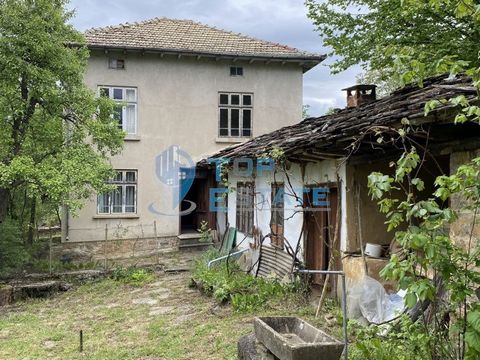 Video van het pand! Top Estate Real Estate biedt u een stoer bakstenen huis aan in het dorp Chernevtsi, gelegen op 12 km van de stad Gabrovo en 18 km van de stad Dryanovo. De aangeboden woning heeft twee verdiepingen, en op de eerste verdieping is er...