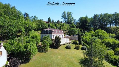 DORDOGNE - Magnifique Demeure au Cur du Triangle dOr du Périgord Située au cur du triangle dor du Périgord, entre Sarlat, les Eyzies et Bergerac, cette somptueuse demeure offre une vue dominante sur les collines du village médiéval de Saint Cyprien, ...