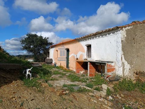 Land with 85,380 m2, close to the Beliche Dam in Castro Marim - Algarve. Land with ruins, with an urban area of 1,200 m2. With water line. Open view of the Serra Algarvia. Possibility of building a house for the farmer and agricultural support and/or...
