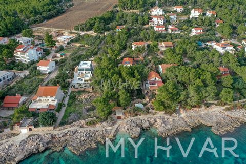 Scopri il potenziale di questa casa al mare a Zavala, a soli 70 metri dal mare. Mentre l'esterno è completo, l'interno attende il tuo tocco personale. La casa è dotata di persiane e vanta una bella vista sul mare dai balconi laterali (4 in totale - 2...