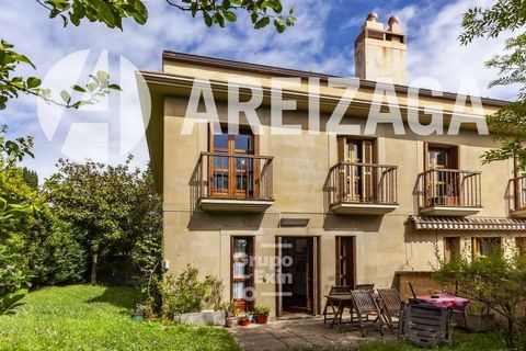 Areizaga Real Estate exclusive property. Semi-detached chalet of 170m2 located just a 15-minute walk from the center of San Sebastián. Inside, you'll find spacious areas, a fully equipped kitchen, garage, and an attic. There are 4 cozy bedrooms and 3...