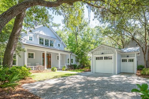 52 Blue Willow is located in the picturesque West Wilson neighborhood of Palmetto Bluff. Built in 2019, it boasts modern construction and charming design for Lowcountry living. The three ensuite bedrooms offer both comfort and privacy, while the expa...