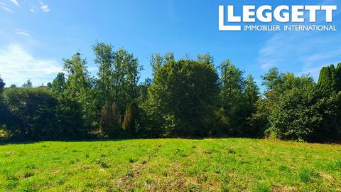 A22408DEM22 - Building land of 882m2 in the lovely village of Saint-Gilles-Vieux-Marche, just 10 minutes drive from the beautiful tourist spot of Lac de Guerlédan with it's nature walks, beaches, bars, restaurants and watersport activities. The land ...