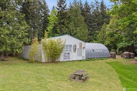 South-facing main level living w/ sleeping loft home on ten brilliant park-like acres. 1/4 mile west of Eastsound. Since 1996 this creative haven housed the home and studio of renowned PNW sculptor, Anthony Howe. Water and mountain views border the l...