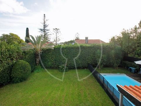 This charming villa with a magnificent garden offers total privacy on a 620sqm plot and is located close to all essential services in the Bairro do Rosário. On the ground floor, there is a sunny living and dining room with a fireplace leading directl...