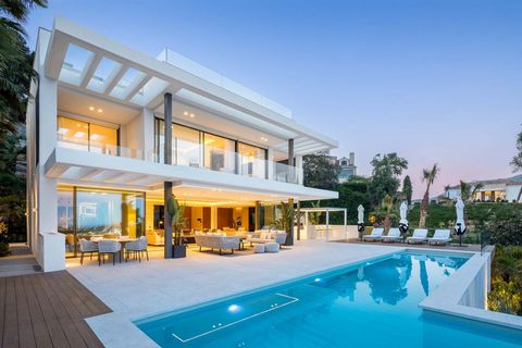 This magnificent villa epitomizes contemporary luxury and sophisticated living in the prestigious La Quinta area, boasting unrivaled sea views and exceptional amenities. From the moment you arrive, the villa impresses with its stunning architecture, ...