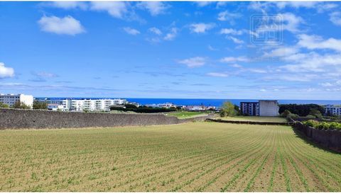 Se vende terreno con 13.220 m2 de área total, con potencial para la construcción, ubicado en una de las áreas de expansión urbana de la ciudad de Ponta Delgada, entre la parroquia de São José y la parroquia de Santa Clara, con excelentes vistas sobre...