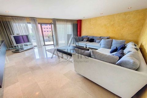 Appartement te koop van ongeveer 200m2 en twee terrassen van ongeveer 25m2 en 15m2, in een gebouw uit het jaar 2000 met lift, op een onovertroffen locatie op slechts een steenworp afstand van de haven van Mahon, in Menorca. Het huis is verdeeld over ...