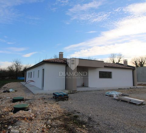 Location: Istarska županija, Labin, Labin. Nuova costruzione vicino alla città di Labin Vendiamo una nuova costruzione a pochi minuti dalla città di Labin. La casa è un edificio a un piano con una superficie totale di 167 m2. Si compone di un soggior...