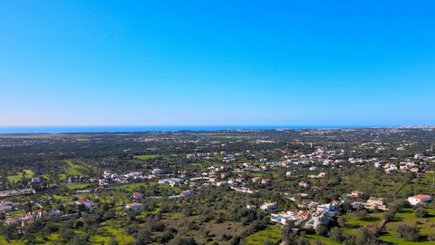 Exclusitivté - Secteur de Boliqueime, magnifique terrain de 1790 m2 avec vue mer panoramique à 180 °. Ruines avec projet de maison contemporaine de plain pied de 230 m2, 3 chambres en suite, séjour 50 m2, piscine et garage. Calme total, sans fil élec...