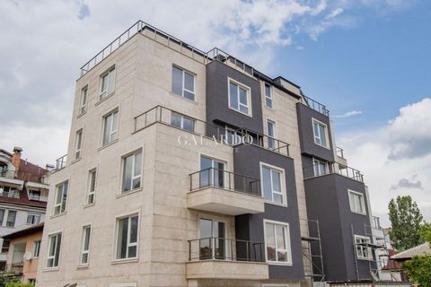 Galardo Real Estate propose une belle maisonnette aux 4ème et 5ème étages d’un nouvel immeuble de charme à Pavlovo. L’appartement dispose d’un salon spacieux avec coin repas / 37 m² /, trois chambres, trois salles de bains et d’incroyables terrasses ...
