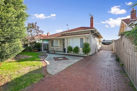 Situated on a generous block of approximately 597m2 in the Residential Growth Zone and flooded with natural light, this updated mid-century home presents an enticing opportunity for redevelopment (STCA). Conveniently situated within walking distance ...