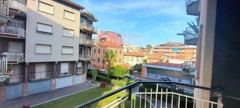 Apartment for sale in the heart of Bordighera, a few steps from the sea. The property consists of an entrance hall, hallway, living room with kitchenette, bedroom, bathroom and two terraces. The condominium has recently renovated common parts such as...