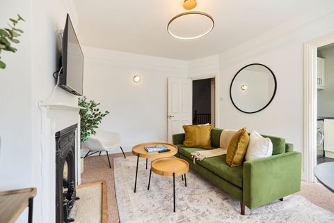 Escape to the elegance of London's neighborhood, where modern design meets the classic charm. Nestled in the heart of a vibrant neighborhood, this charming two-bedroom apartment offers the perfect blend of modern comfort and cozy elegance. The apartm...