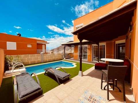 Reference: 04128. Introducing a luxurious villa in Los Cristianos that offers everything you could want in a home in Tenerife. With 4 large bedrooms, 2 full bathrooms and a toilet, this property has been completely renovated to offer maximum comfort ...