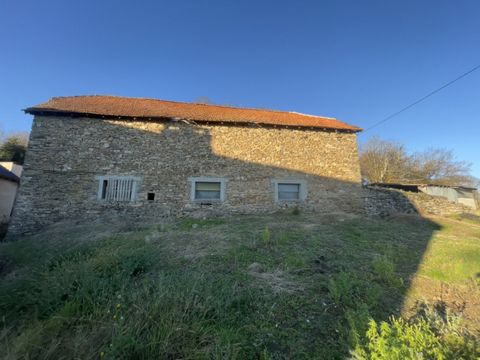 10 Minuten von Beaulieux sur Dordogne entfernt. Wir bieten Ihnen an, diese Scheune zu erwerben, um sie in ein Haus umzuwandeln, sowie eine Doppelgarage von 60m2 auf einem Grundstück von ca. 1500 m2. Ein sehr gutes Potenzial in einem charmanten Weiler...