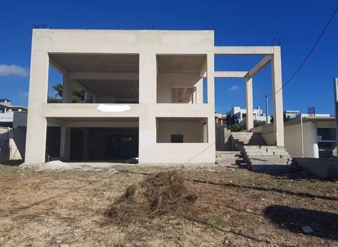 **Edificio en venta en Porto Rafti** *Características de la propiedad:* - Superficie: 1.180 m² - Ubicación: Porto Rafti *Particularidades:* - Condición: Inacabado - Año de construcción: 2006 - Clase energética: Colgante -Airoso - Edificio de tres pla...