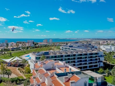 Deal Homes presents, Spacious 3 bedroom flat, with balconies and sea views, in a quiet residential area in Alvor. With beautiful solid light wood kitchen and two recently renovated bathrooms. This property consists of: - Living and dining room, with ...