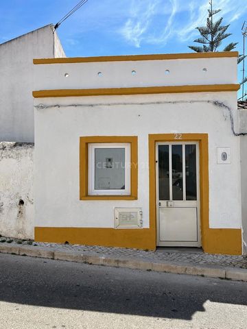Thank you for visiting! If you're looking for a haven of comfort and modernity in the heart of Mexilhoeira Grande, this studio apartment is the perfect choice for you! Fully refurbished, equipped and furnished, this 18 m² house combines elegance and ...