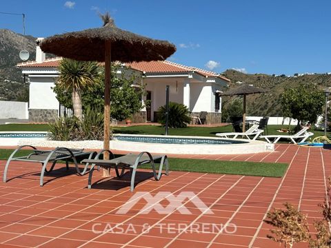 Een spectaculaire villa te koop in Canillas de Aceituno, perfect om te genieten van de rust en de natuurlijke schoonheid van de regio. Deze villa heeft 3 goed verlichte slaapkamers, een complete badkamer en een extra toilet voor extra comfort. De rui...
