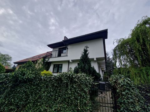 Ik raad een halfvrijstaand huis te koop aan in Poznań aan de Międzyleska (Podolany) straat. Een woning met een totale oppervlakte van ca. 270m2 met een kelder van ca. 90m2 op een perceel van ca. 390 m2 bestaande uit: KELDER ca. 90m2: bijkeuken, techn...