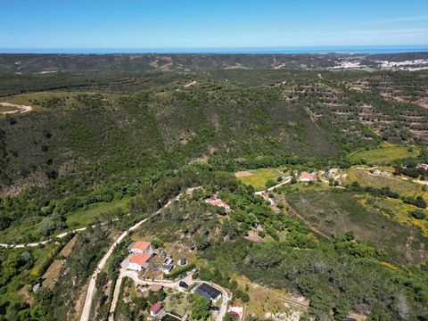 Terrain de rêve dans le Parc Naturel d'Aljezur, proche de la mer et de la ville, avec 56750 m2 de terrain rustique avec un énorme potentiel - côte ouest du Portugal. Si vous souhaitez posséder votre propre parcelle de terre naturelle, cultiver vos pr...