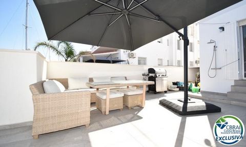 ROSAS – SANTA MARGARITA: Gerenoveerde woning met twee slaapkamers, terras en aanlegsteiger te koop In Santa Margarita staat deze prachtige hoekwoning. Dicht bij winkels, het strand en alle voorzieningen die zich op loopafstand bevinden. Het is modern...