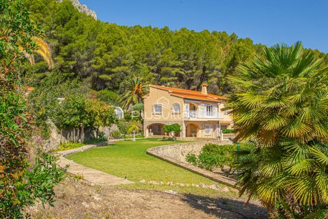 Beautiful villa surrounded by nature, tranquillity and with magnificent views to the sea, mountains and Peñón de Ifach. It is a renovated two-storey villa with two independent floors. The upper floor of about 147m2, has a beautiful covered terrace wi...
