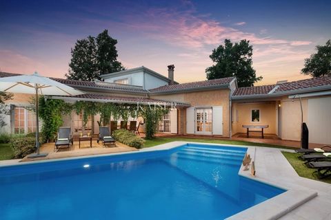 Kaiser Immobilien presenta un'imponente villa in pietra messa in vendita nuova. Nella natura stessa, su un ramo del bosco, ai margini di un piccolo villaggio istriano, si trova questa bellissima villa, che offre completa pace, piacere e privacy. La v...