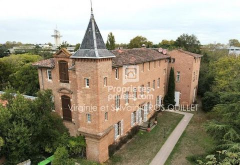 EXCLUSIVITY- TOP FLOOR- T4 IN A CASTLE Rare and unique, beautiful apartment on the top floor in a castle classified as a Historic Monument, Composed of 3 bedrooms with 3 dedicated shower rooms, it offers a pretty living room facing the courtyard of t...
