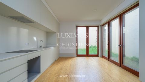 New apartment, with garden , in the center of Porto , with very generous dimensions and lots of light. With good construction and excellent finishes, including quality acoustic and thermal insulation, the apartment has an open-plan living room and ki...