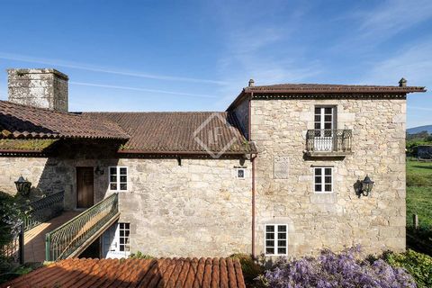 Lucas Fox presenta esta exclusiva casona con mucha historia datada en el siglo XVIII. Se rehabilitó completamente hace unos años con un excelente resultado que combina la piedra y la madera, para lograr un diseño con una estética de la época y con mu...