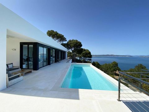 Profitez de la vie méditerranéenne dans cette impressionnante villa de luxe sur deux niveaux avec vue sur la mer, située dans le quartier exclusif d'Aiguafreda, à seulement 1,5 km des plages de Sa Tuna et Sa Riera. Une oasis de confort et de luxe Cet...
