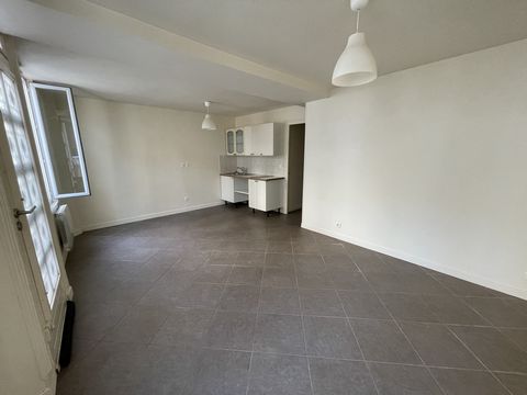 It is in Chevreuse in the heart of the village that this ground floor apartment is located consisting of a living room with fitted kitchen, a bathroom with toilet and a bedroom overlooking the inner courtyard. Completely renovated. Ideal independent ...