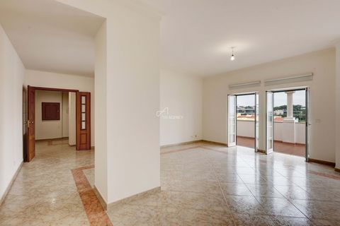 Welcome to a prime opportunity in Monte Estoril's best location, Avenida Saboia. This spacious three-bedroom apartment with two complete bathrooms offers practicality and comfort. Convenience is key, as the property is within walking distance of shop...