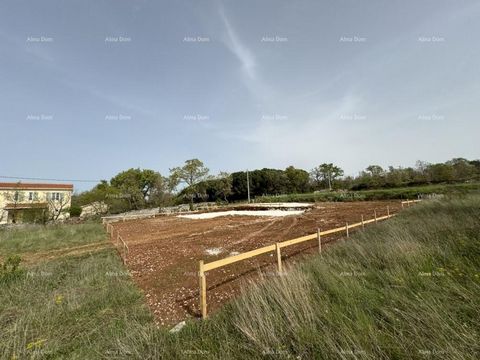 Bouwgrond te koop, oppervlakte 502 m2, met bouwvergunning! Het land ligt op 5 minuten van de stad Svetvinčenat. De grond ligt in een klein straatje dat rust en privacy garandeert. Het perceel is gericht op de zee (richting Rovinj), die in de verte zi...