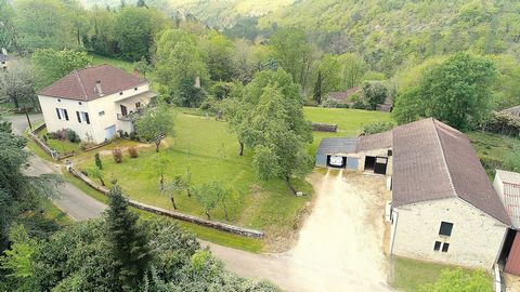 On the heights of Luzech, 5 minutes from our beautiful Lot river, Selection Habitat offers you this charming character house from the 1850s with 115m2 of living space and 118m2 of convertible ground floor. A large barn (car garage and horse stable) o...