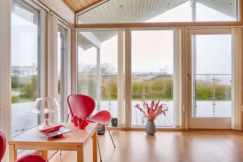 Oberhalb der schönen Stadt Sandvig liegt dieses schöne Holzhaus mit Panoramablick auf die Stadt und zur Ostsee! Das Badezimmer ist sowohl mit einer Whirlwanne als auch einer Sauna ausgestattet. Eine große Terrasse auf der Meerseite des Hauses bietet ...
