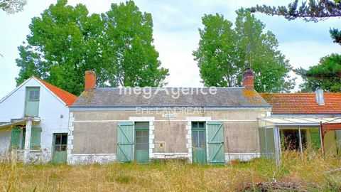 1 km from the town and 2 km from the beaches of Notre-Dame-de-Monts, this house to be completely restored is just waiting for your projects! Eric Landreau, megAgence consultant in Les Sables d'Olonne offers you this house sold as is and which require...