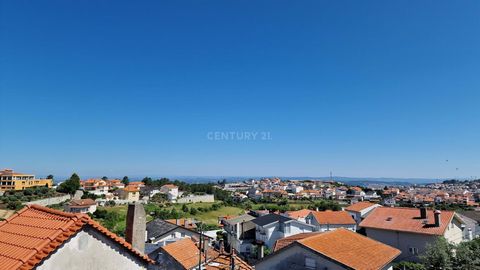 Huis voor wederopbouw met klein land. Gelegen in São Romão, op de helling van de grootste bergketen van Portugal, Serra da Estrela, is het een uitstekende gelegenheid om te rehabiliteren en een lokale toeristische accommodatie te bouwen, of als alter...