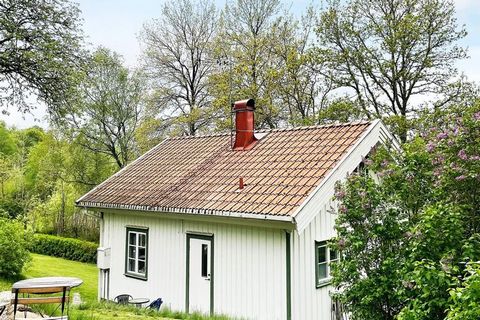 Willkommen in ländlicher Idylle mit einem Katzensprung zum Meer. Nicht weit von Ihrer Unterkunft entfernt liegt die schöne Sommerstadt Lysekil. Nur wenige Gehminuten vom Bad entfernt befindet sich dieses Haus mit schönem Garten auf hügeligem Grundstü...